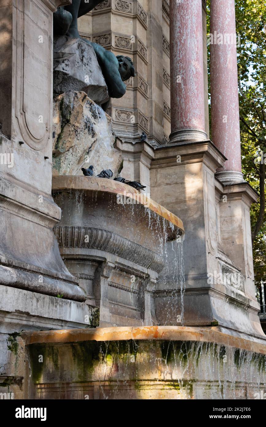 Paris, France. Août 2022.. La fontaine Saint-Michel, inaugurée en 1860, représente l'Archange Michel qui a lancé le diable dans un arc triomphal su Banque D'Images