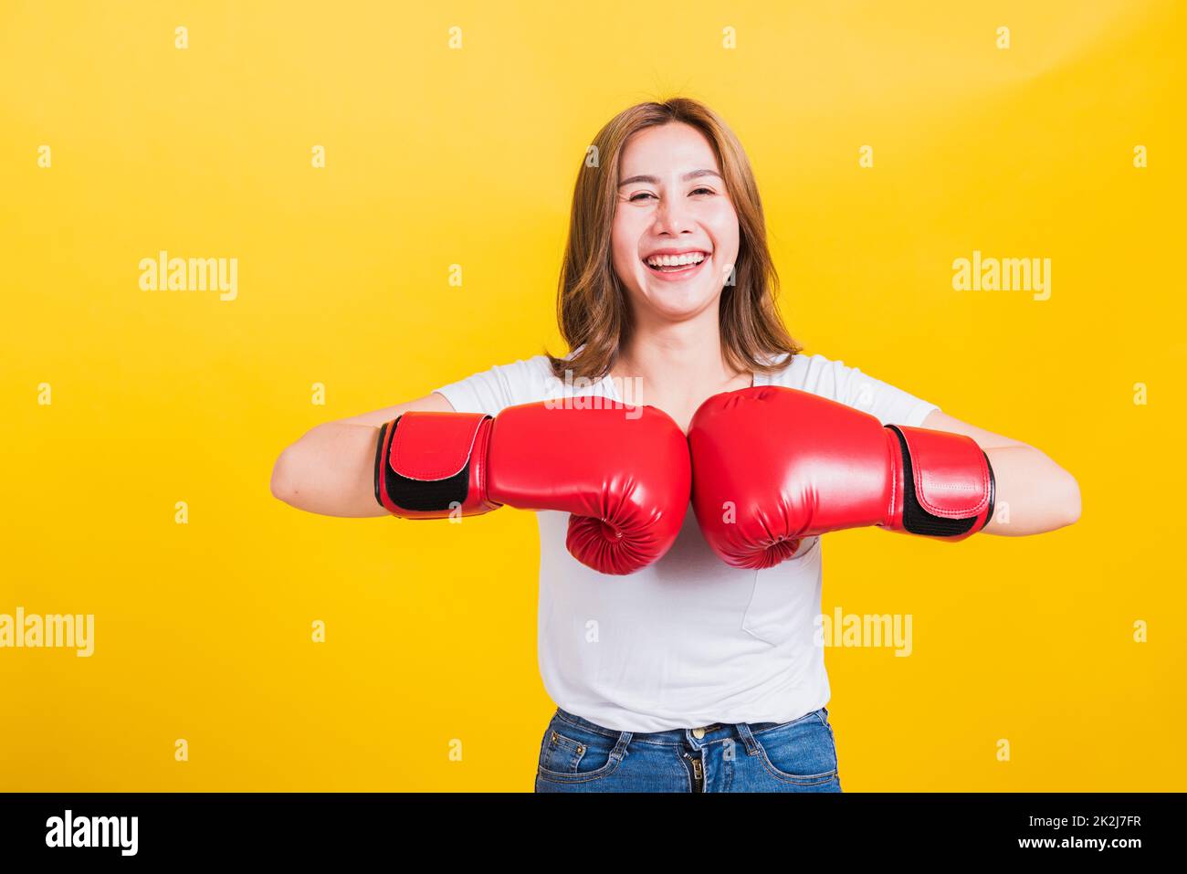 Jeune femme souriant en gants de boxe Banque D'Images