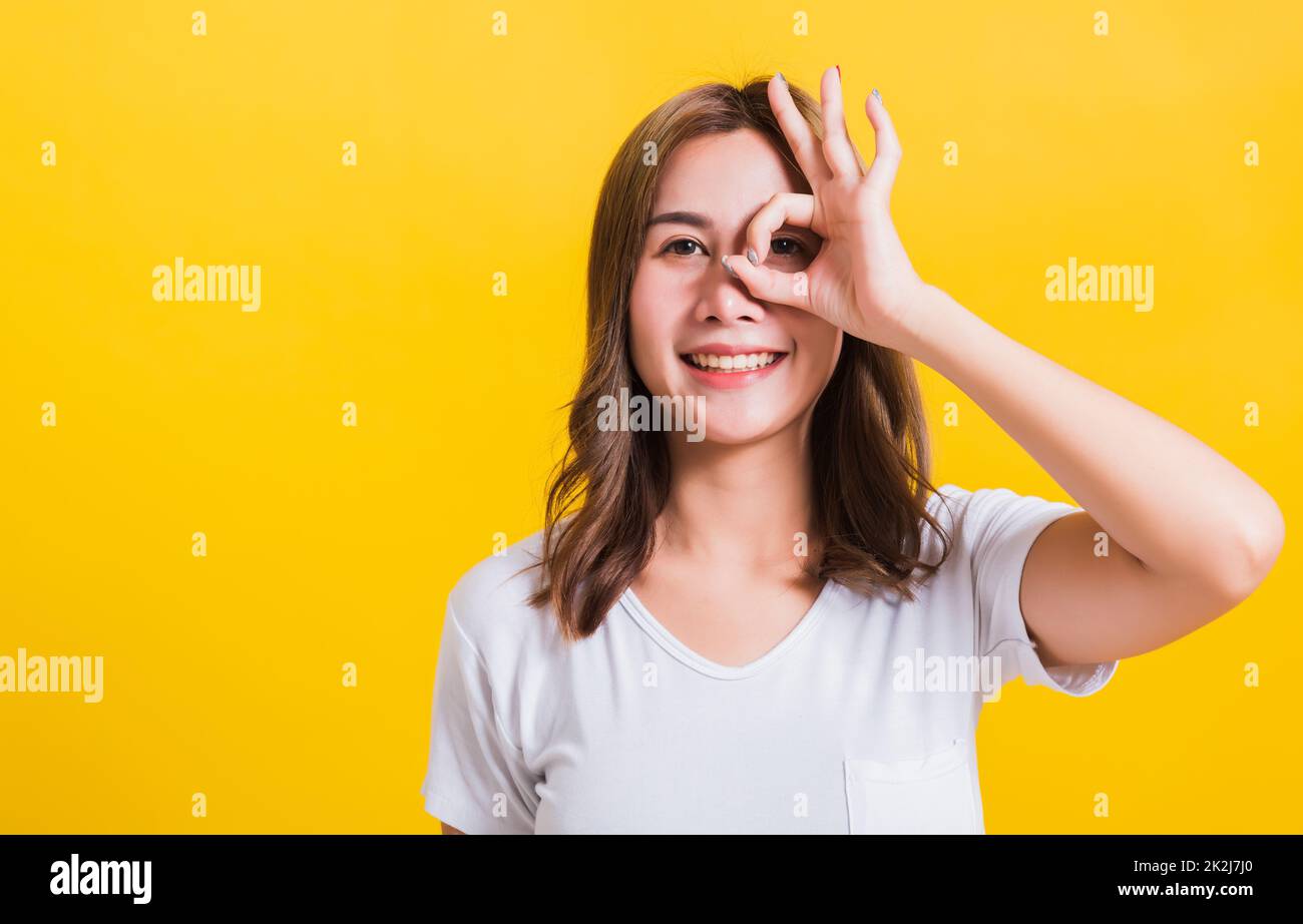 Portrait asiatique belle jeune femme fait le doigt OK symbole signe Banque D'Images