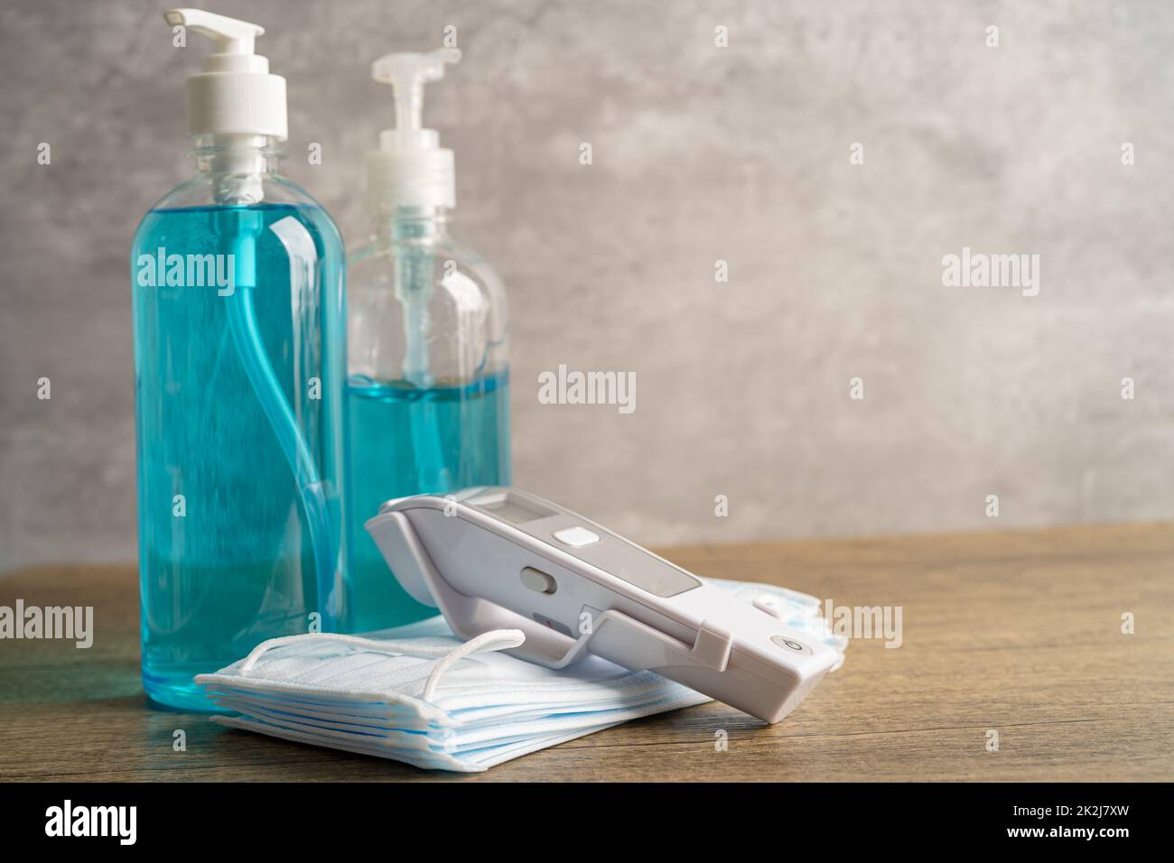 Gel désinfectant à base d'alcool bleu avec thermomètre numérique et masque pour nouveau normal Protect covid19 coronavirus pandémique. Banque D'Images