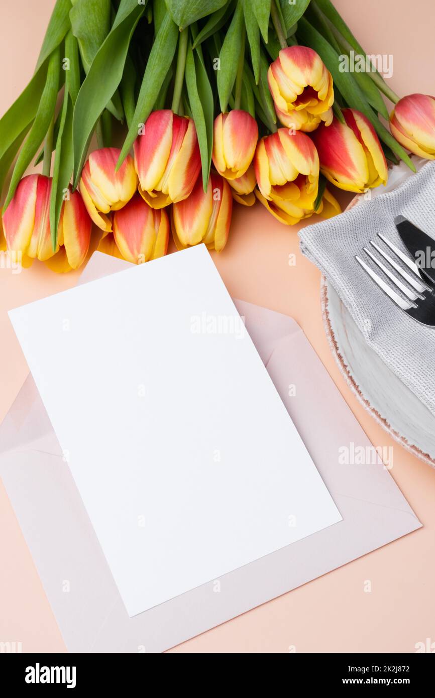 Maquette pour l'invitation ou le menu de félicitations. Carte vierge dans une enveloppe avec une table élégante. Banque D'Images Maquette pour l'invitation ou le menu de félicitations. Carte vierge dans une enveloppe avec une table élégante. Banque D'Images