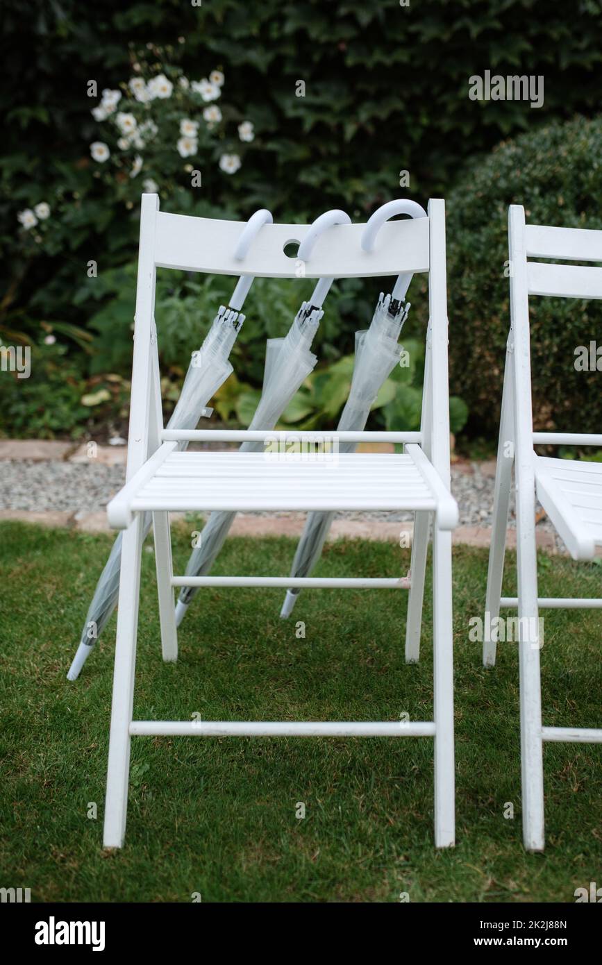 chaises en bois blanc pour la cérémonie de mariage Banque D'Images