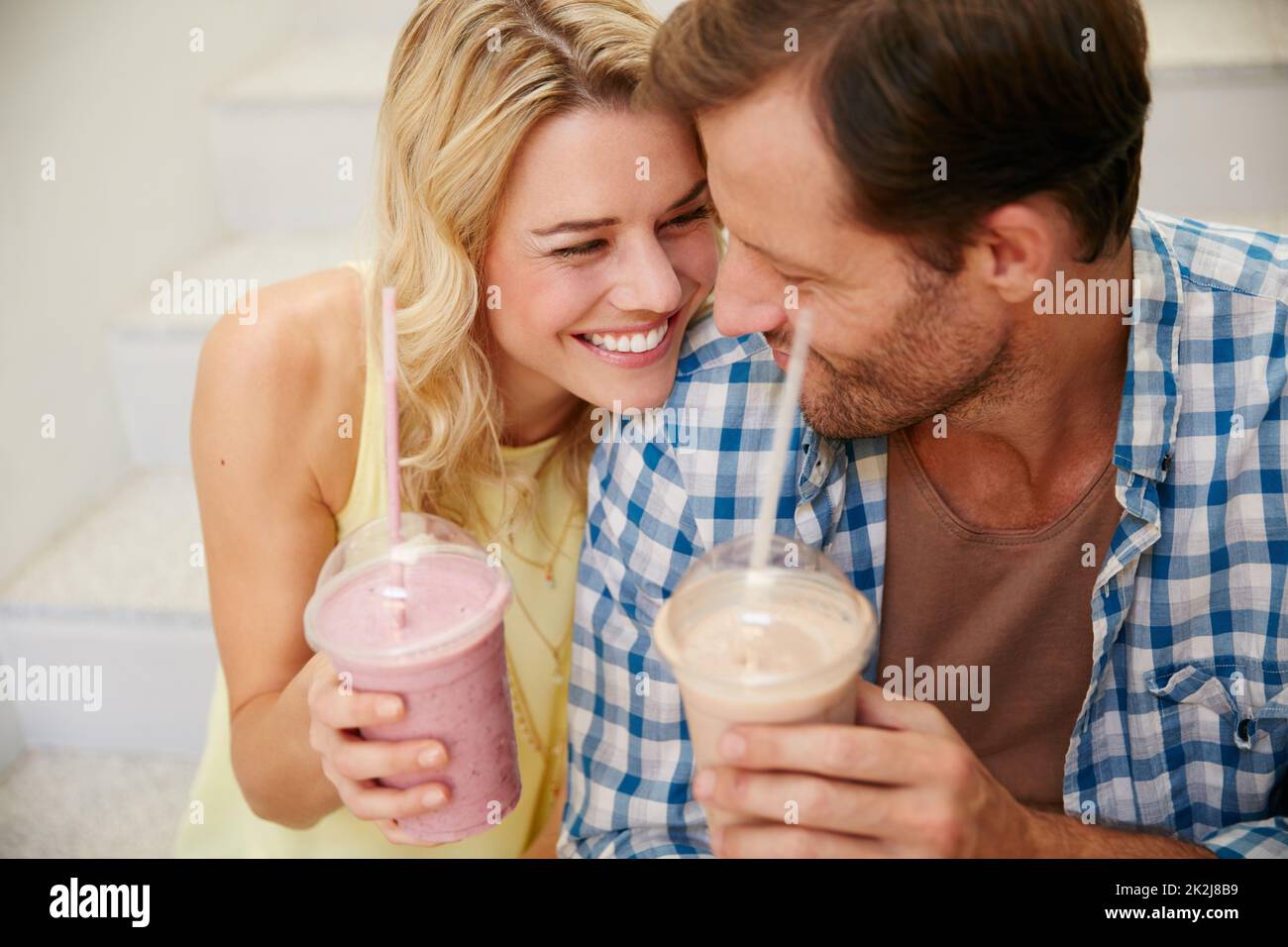 Je ne peux pas me faire enoughet les smoothies sont super aussi. Photo d'un couple heureux en dégustant des cocktails rafraîchissants ensemble. Banque D'Images
