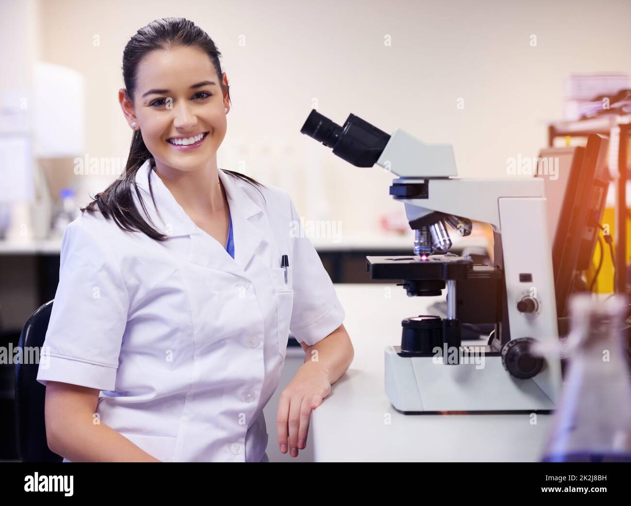 Spécialisée dans la recherche scientifique. Portrait d'un jeune scientifique confiant travaillant dans un laboratoire. Banque D'Images