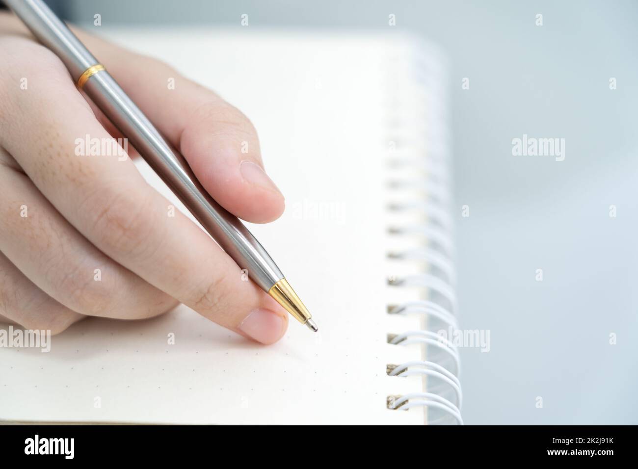 Carnet d'écriture mains actives sur le bureau Banque D'Images