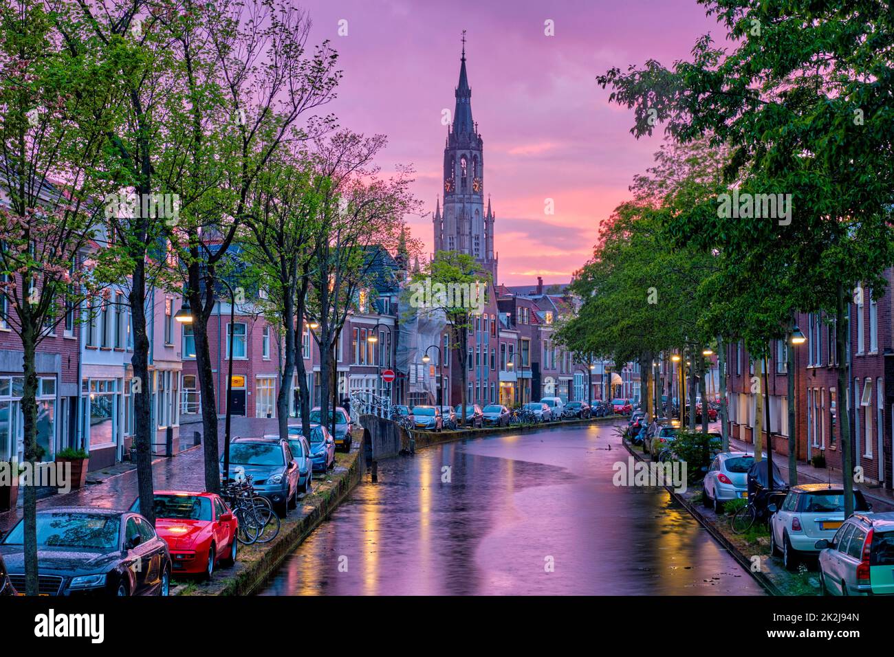 Canal avec voitures garées dans la ville de Delft, pays-Bas Banque D'Images