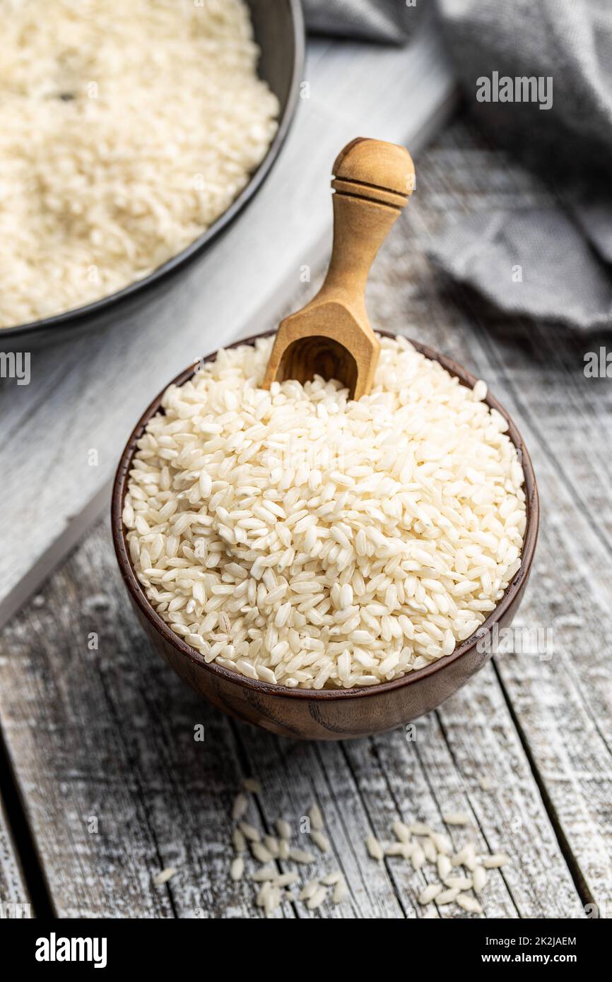 Riz risotto carnaroli non cuit dans un bol sur une table en bois. Banque D'Images