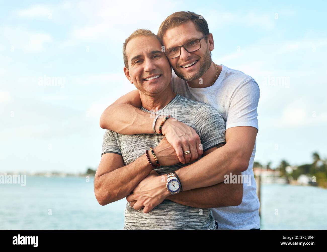 Je suis heureux que vous ayez à passer tous les jours. Portrait d'un couple affectueux et mature passant la journée sur la plage. Banque D'Images