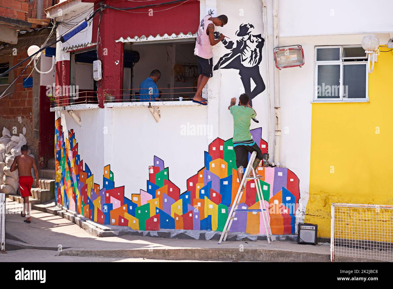 Artistes urbains. Photo de deux jeunes artistes du graffiti peignant un dessin sur un mur. Banque D'Images