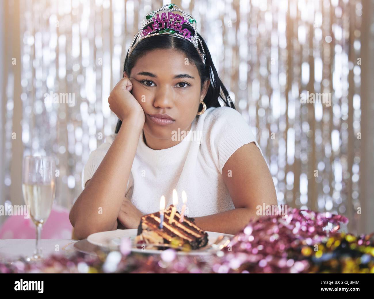 Ennuyé, en colère et une fille d'anniversaire à une fête à un événement de célébration avec le gâteau et les bougies bouleversées. Portrait d'une personne du Mexique avec une sensation de nourriture douce Banque D'Images