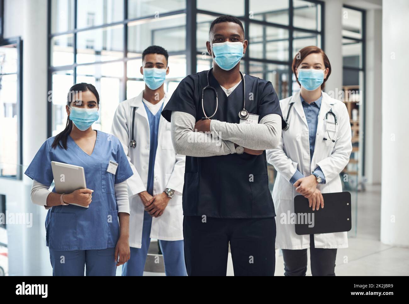 Il est important de vous protéger. Photo d'un groupe de médecins et d'infirmières portant des masques pour se protéger de la maladie. Banque D'Images