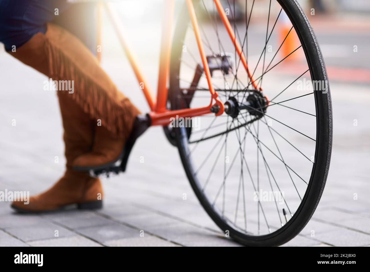 Vélo. Photo courte d'une femme debout à côté d'un vélo. Banque D'Images