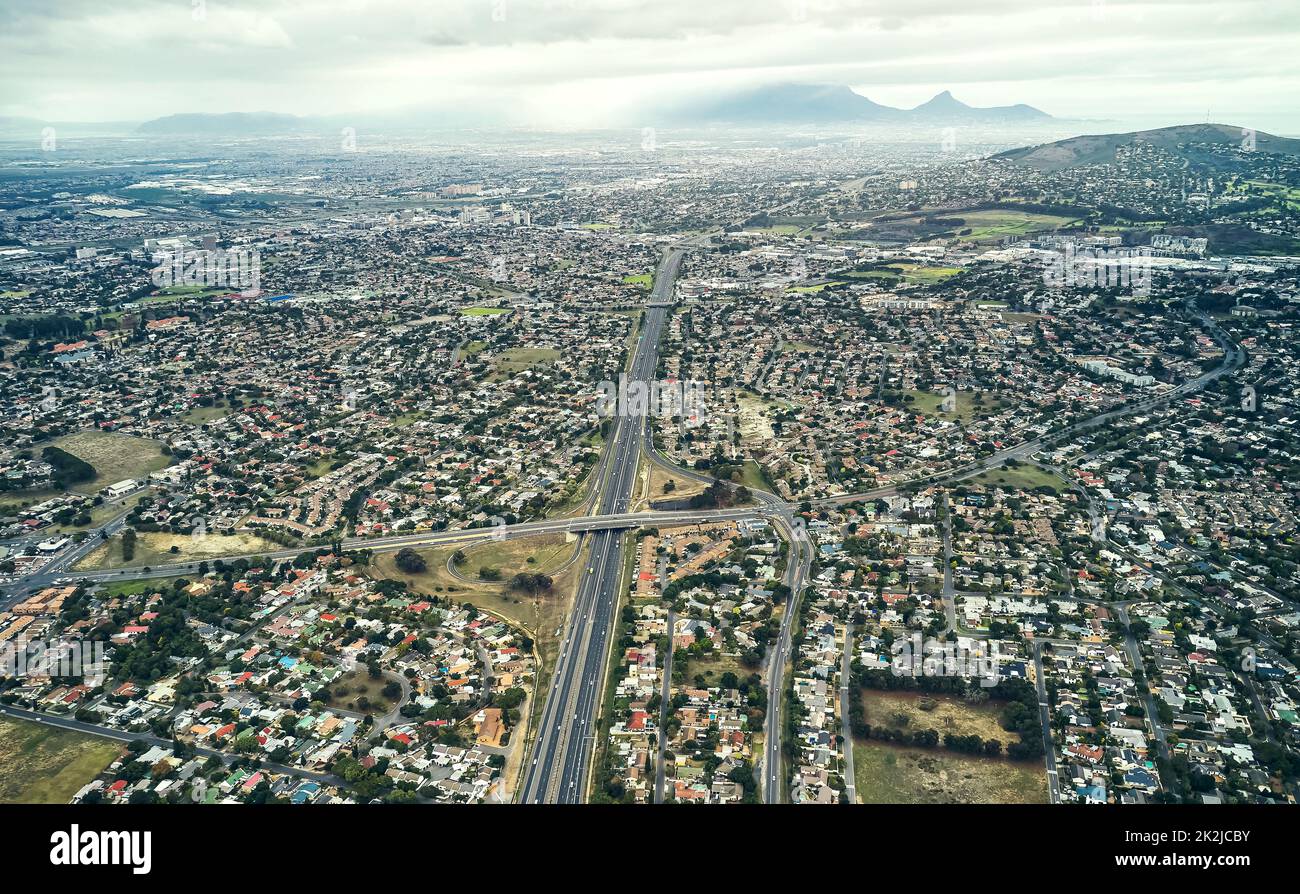 Une ville prospère. Vue en grand angle des routes et autoroutes dans et autour d'une ville urbaine. Banque D'Images