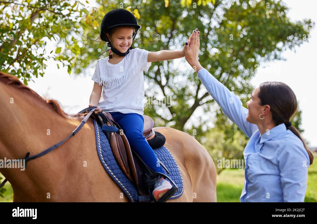 Aujourd'hui a été une bonne session. Prise de vue d'une jeune fille avec son instructeur avec un cheval en plein air dans une forêt. Banque D'Images