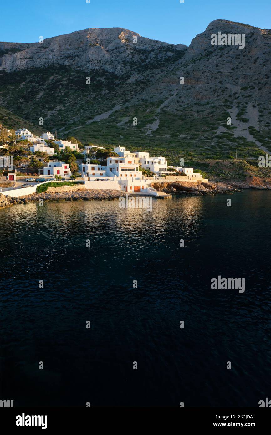 Ville de Kamares avec maisons blanches traditionnelles sur l'île de Sifnos au coucher du soleil. Grèce Banque D'Images