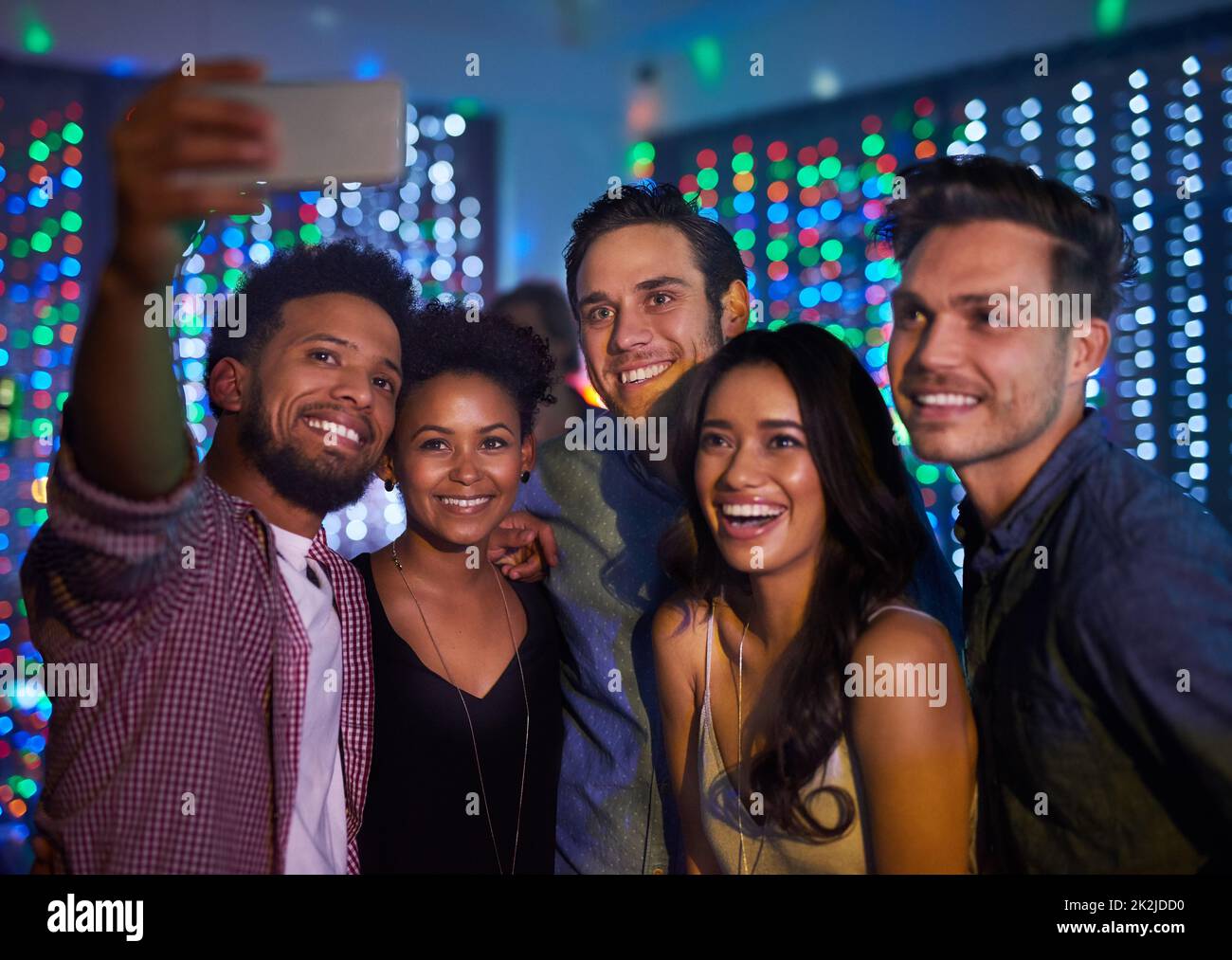 C'était une nuit à se rappeler. Photo rognée d'un groupe d'amis prenant un selfie tout en faisant la fête dans un club. Banque D'Images