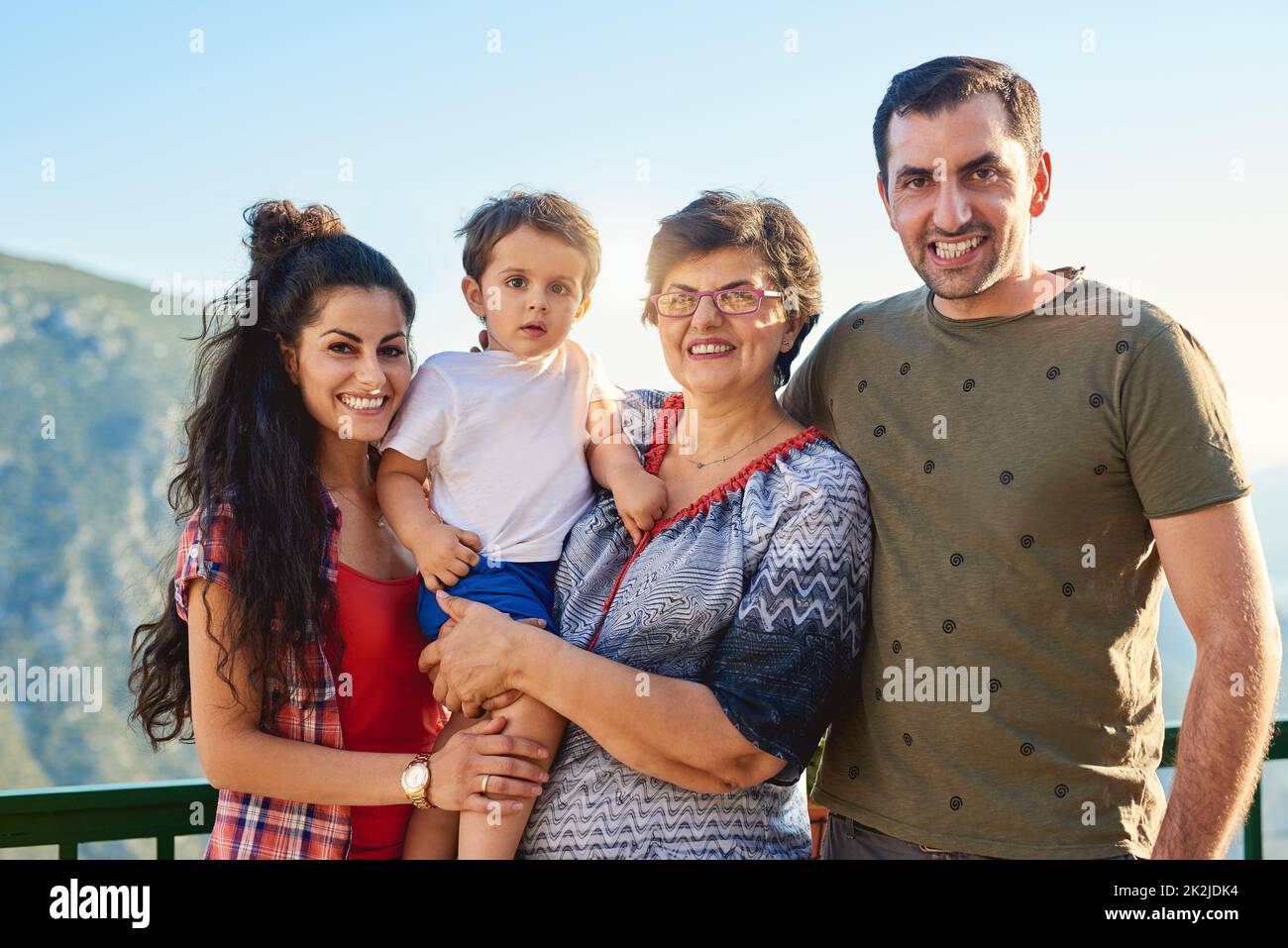 J'aime ma famille. Portrait court d'une famille affectueuse de quatre personnes debout à l'extérieur. Banque D'Images
