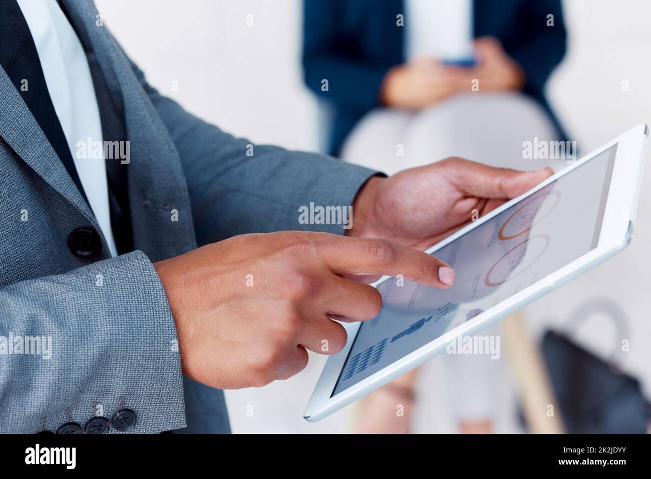 Les mains d'un homme d'affaires, la planification des tablettes et le rapport annuel Big Data, la recherche et la gestion de bureau. Responsable du marketing numérique, de la stratégie de financement des kpi et Banque D'Images