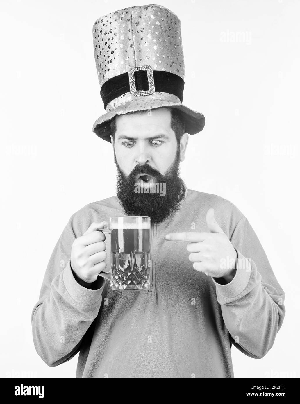 Consommation d'alcool partie intégrante saint patricks jour. La tradition irlandaise. Homme brutalité barbu hipster boit bière pinte. Pub irlandais. Tasse à bière verte. Boire Banque D'Images