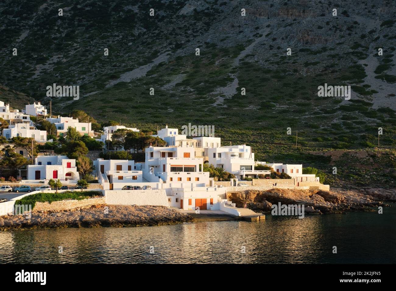Ville de Kamares avec maisons blanches traditionnelles sur l'île de Sifnos au coucher du soleil. Grèce Banque D'Images