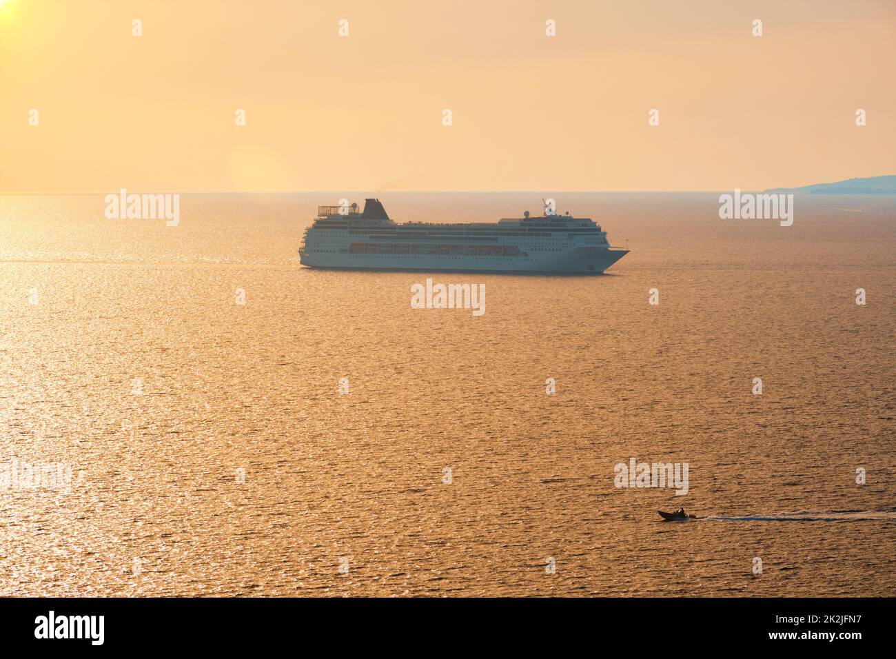 Silhouette du bateau de croisière en mer Égée au coucher du soleil Banque D'Images