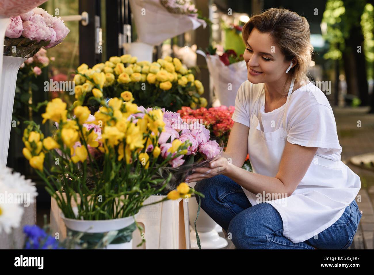 Jeune fleuriste travaillant dans son petit fleuriste Banque D'Images