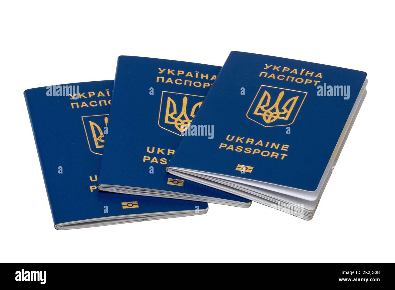 Trois passeports de citoyens ukrainiens ou de migrants pour un voyage sans visa vers l'Union européenne isolés sur fond blanc. Masque. Réfugiés dans les pays européens. Banque D'Images