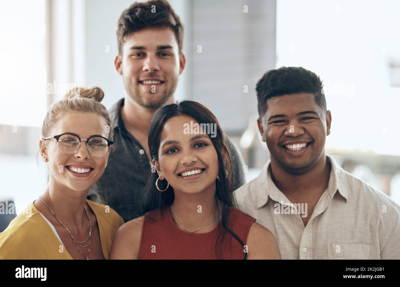 Nous restons toujours optimistes de notre côté. Portrait d'un groupe d'hommes d'affaires debout dans un bureau. Banque D'Images