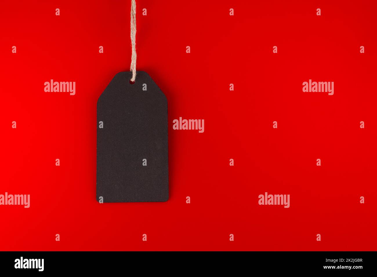 Étiquette de solde du vendredi noir sur fond rouge Banque D'Images