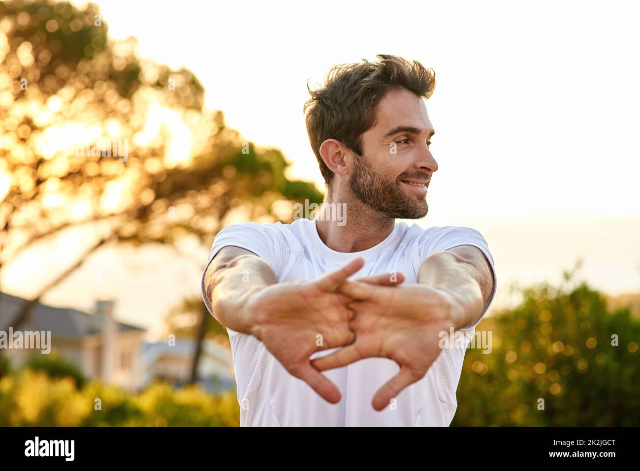 Axé sur la forme physique. Photo d'un homme qui s'étire avant une course. Banque D'Images