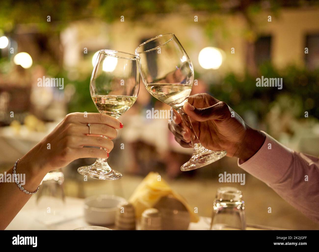 Cette date ne pourrait pas aller mieux. Photo d'un couple en train de faire un toast tout en étant romantique. Banque D'Images