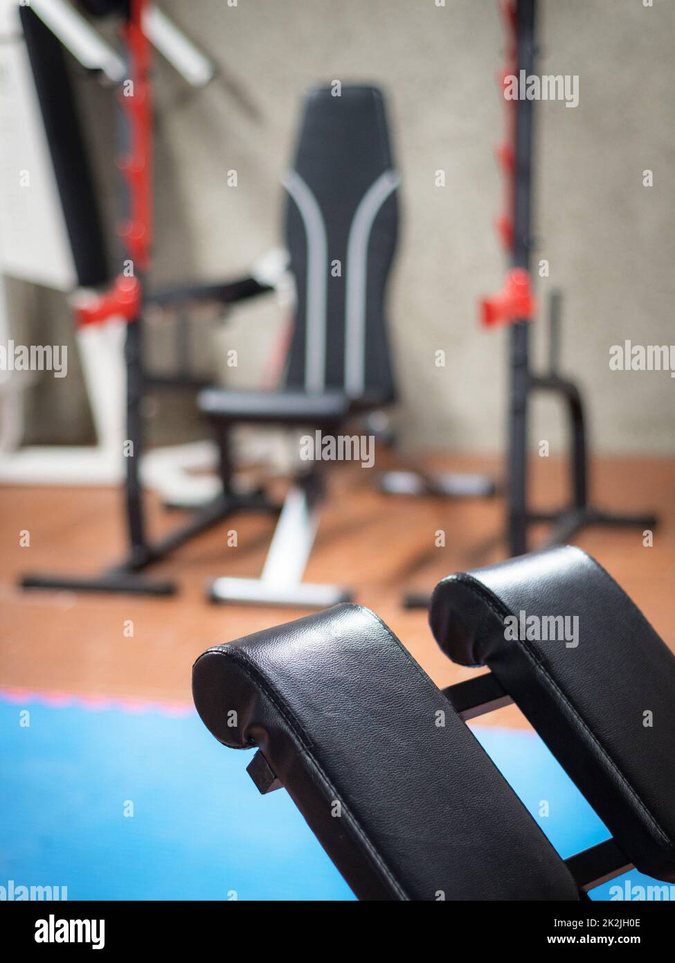 Ancien intérieur de salle de gym avec équipement Banque D'Images