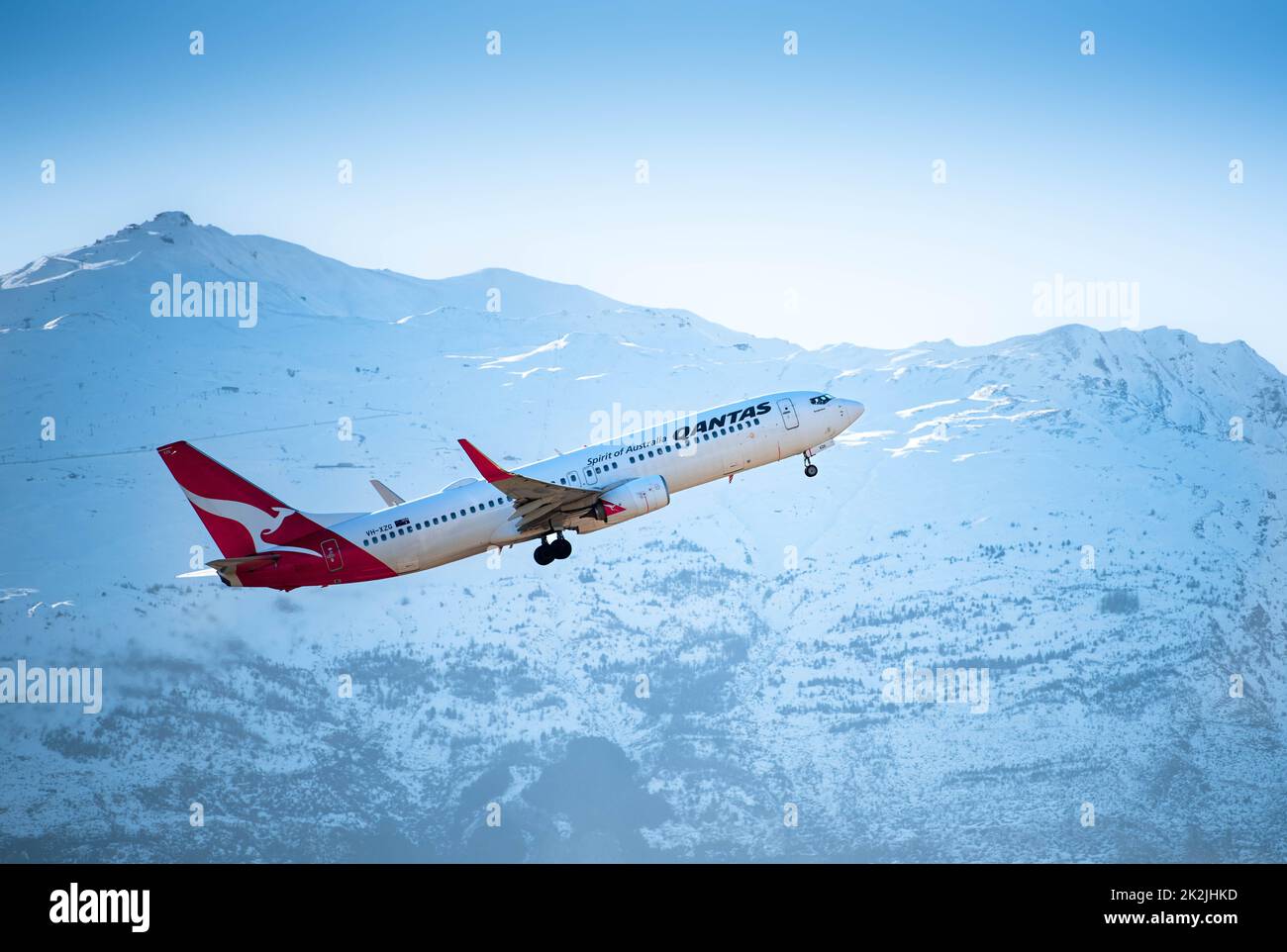Un Boeing 737-800 exploité par Qantas part de l'aéroport de Queenstown le matin d'hiver Banque D'Images