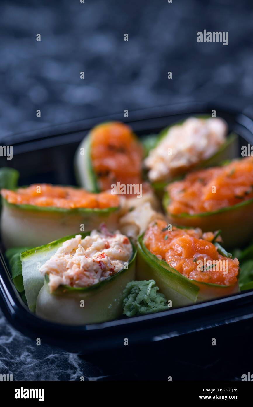 ensemble de petits pains à sushis aux fruits de mer sur une pierre noire arrière-plan Banque D'Images