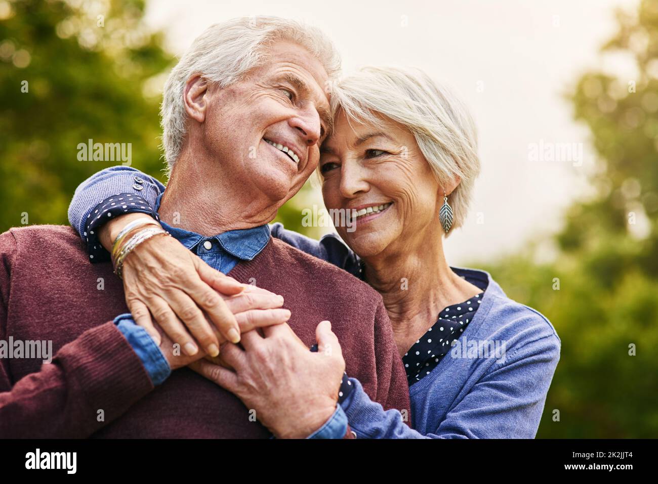 L'amour garde le coeur heureux. Photo d'un couple senior heureux dans le parc. Banque D'Images