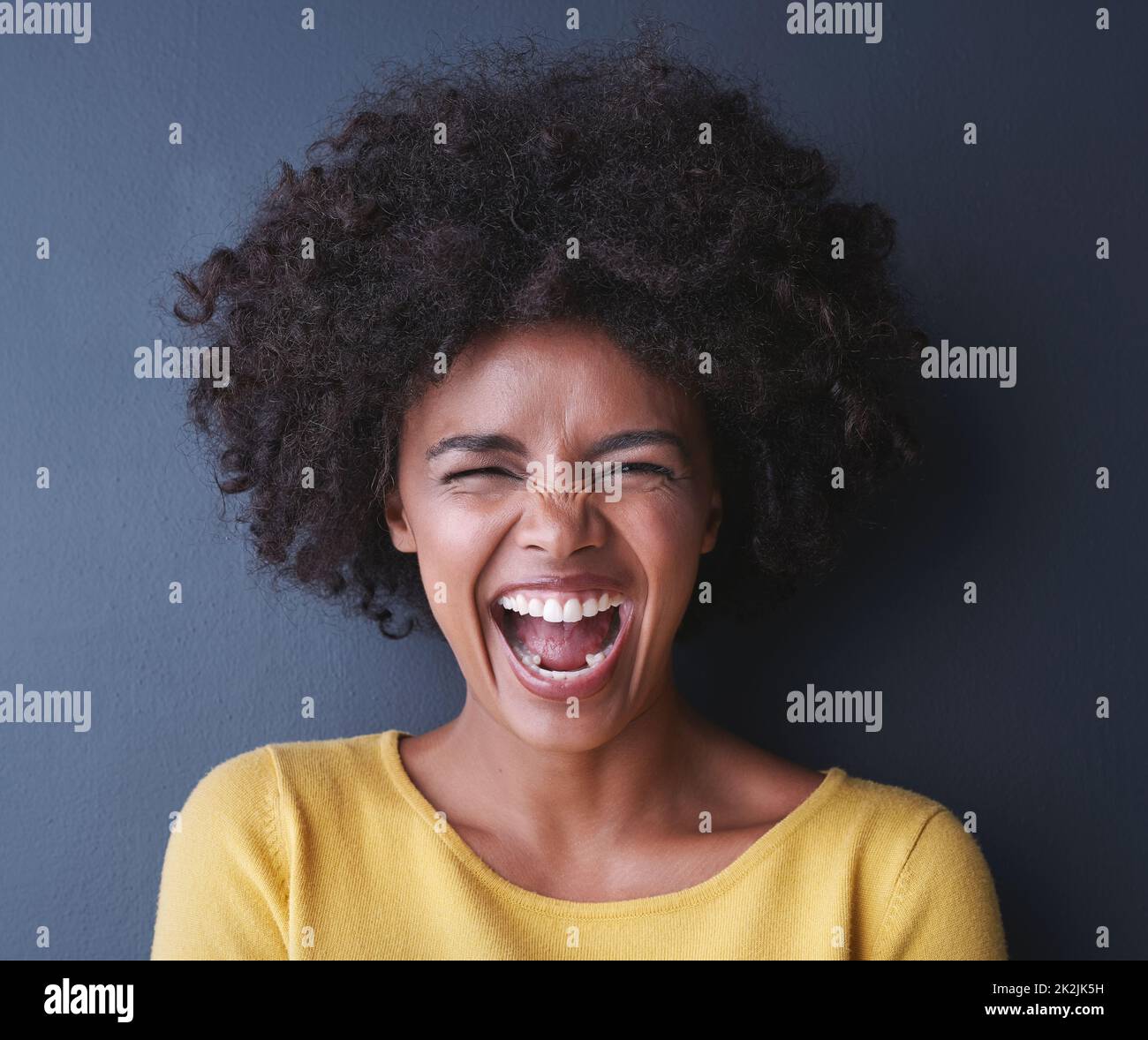 Je suis sur la poursuite du bonheur. Photo en studio d'une jeune femme attrayante posant sur un fond gris. Banque D'Images