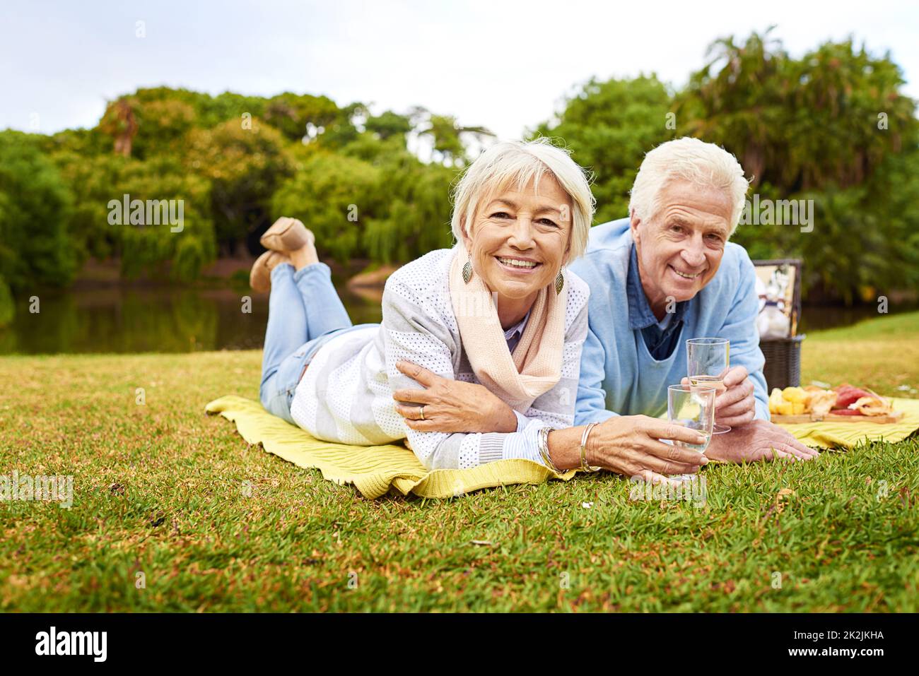 Eh bien, partagez toujours un zeste pour la vie. Portrait d'un couple senior en train de pique-niquer dans un parc. Banque D'Images