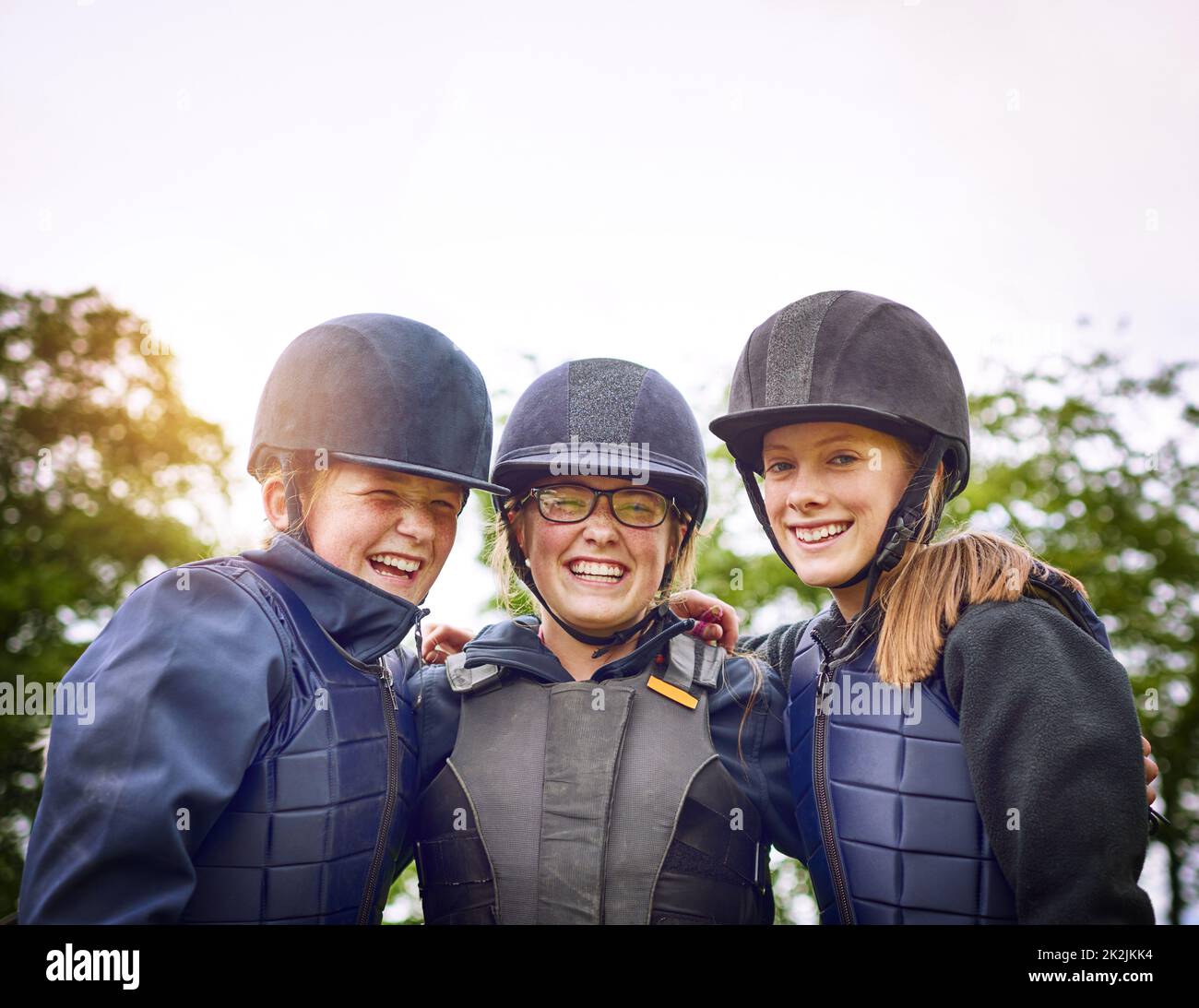 Une équipe équestre ressemble davantage à la famille. Portrait d'un groupe de jeunes amis qui vont à cheval à l'extérieur. Banque D'Images