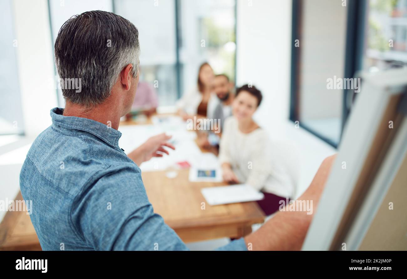 C'était quoi. Photo d'un groupe de collègues ayant une présentation au travail. Banque D'Images