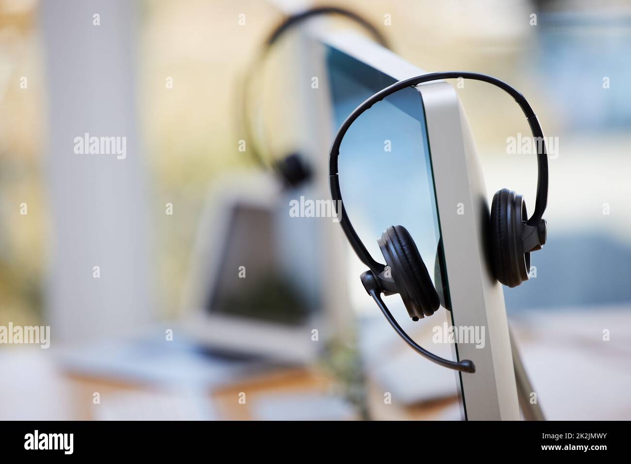 Une autre journée de travail a été écrasée avec succès. Photo de l'équipement du centre d'appels dans un bureau vide. Banque D'Images