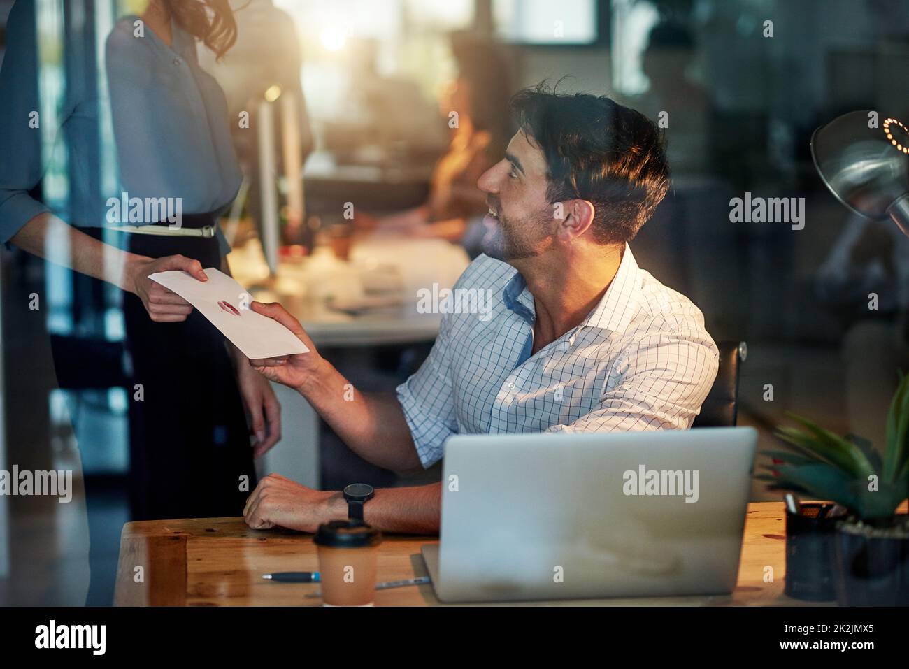 Livraison spéciale. Photo d'un homme d'affaires charmant recevant une note d'amour d'une collègue de travail. Banque D'Images