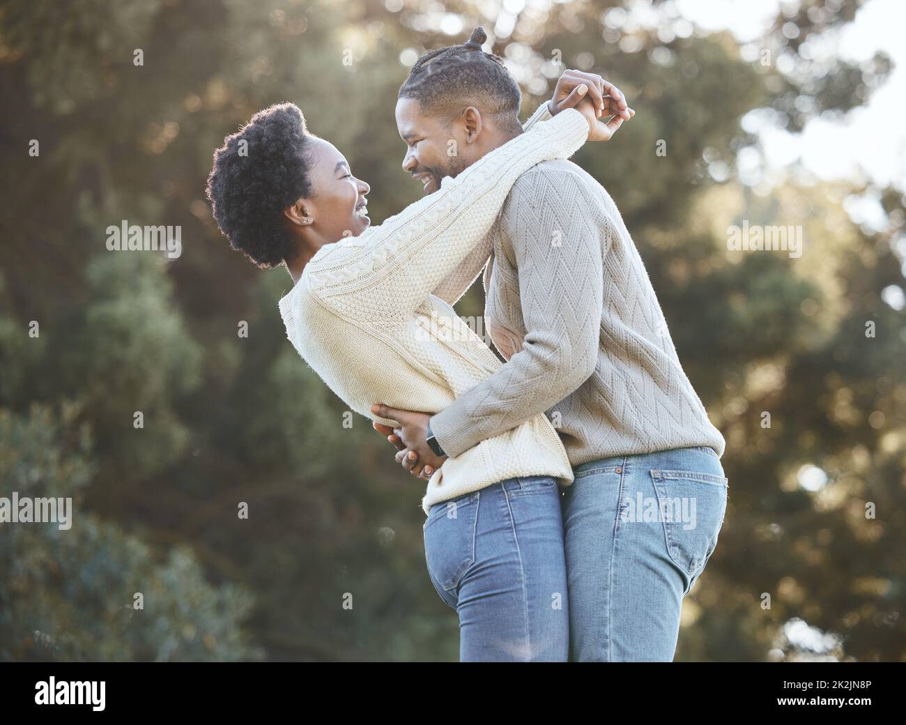 Vous êtes la seule personne que je veux. Photo d'un jeune homme qui embrasse sa femme en train de faire un voyage de camping. Banque D'Images