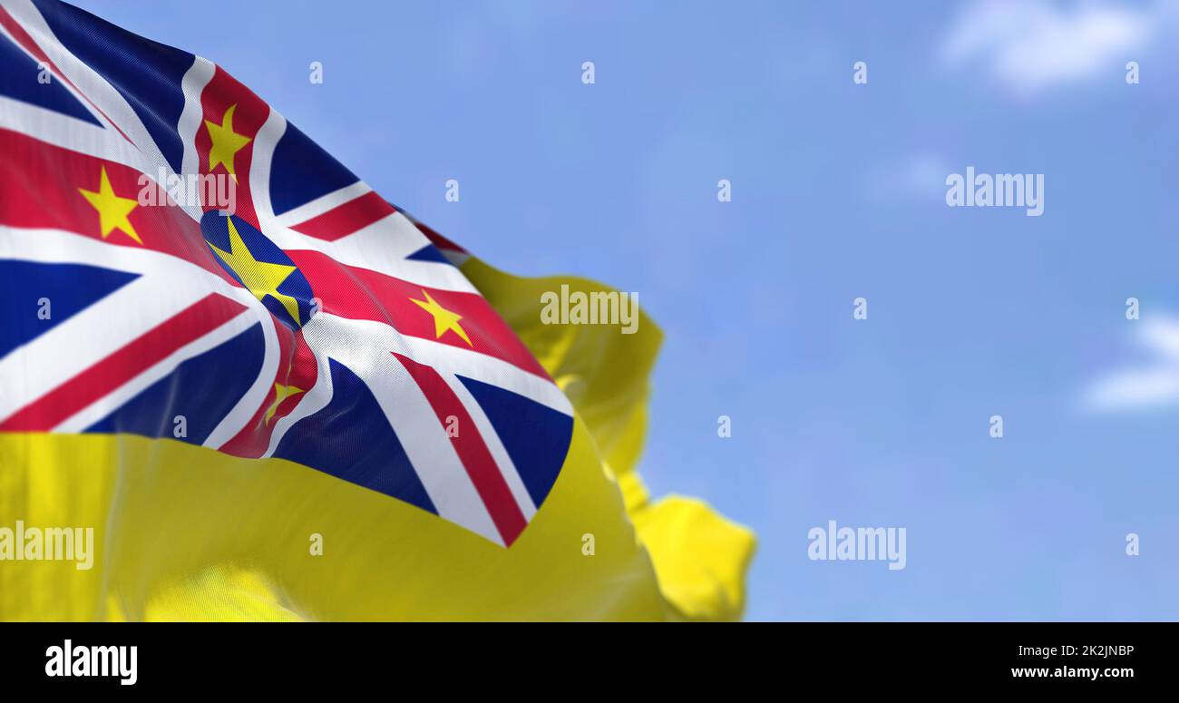 Vue rapprochée du drapeau national de l'État de Niue qui agite dans le vent Banque D'Images