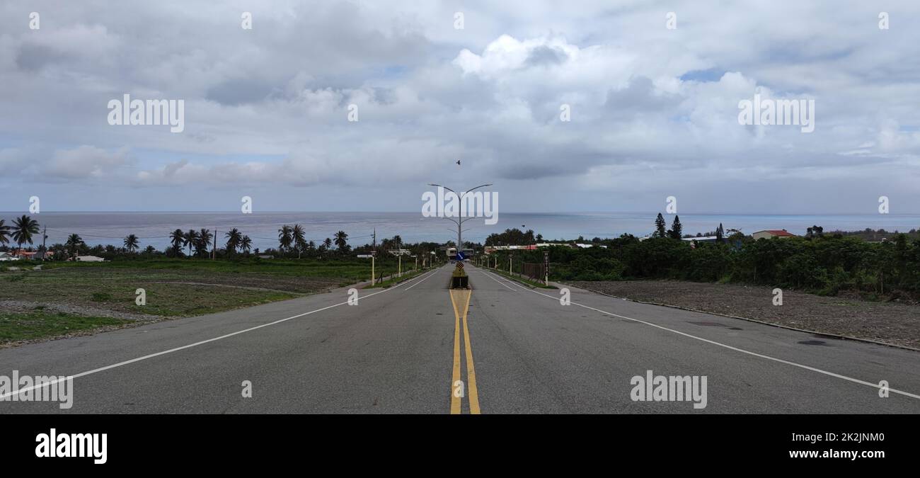 La plus belle sortie de station à la gare de Taimali, il ya une longue rue au niveau de la mer. Banque D'Images