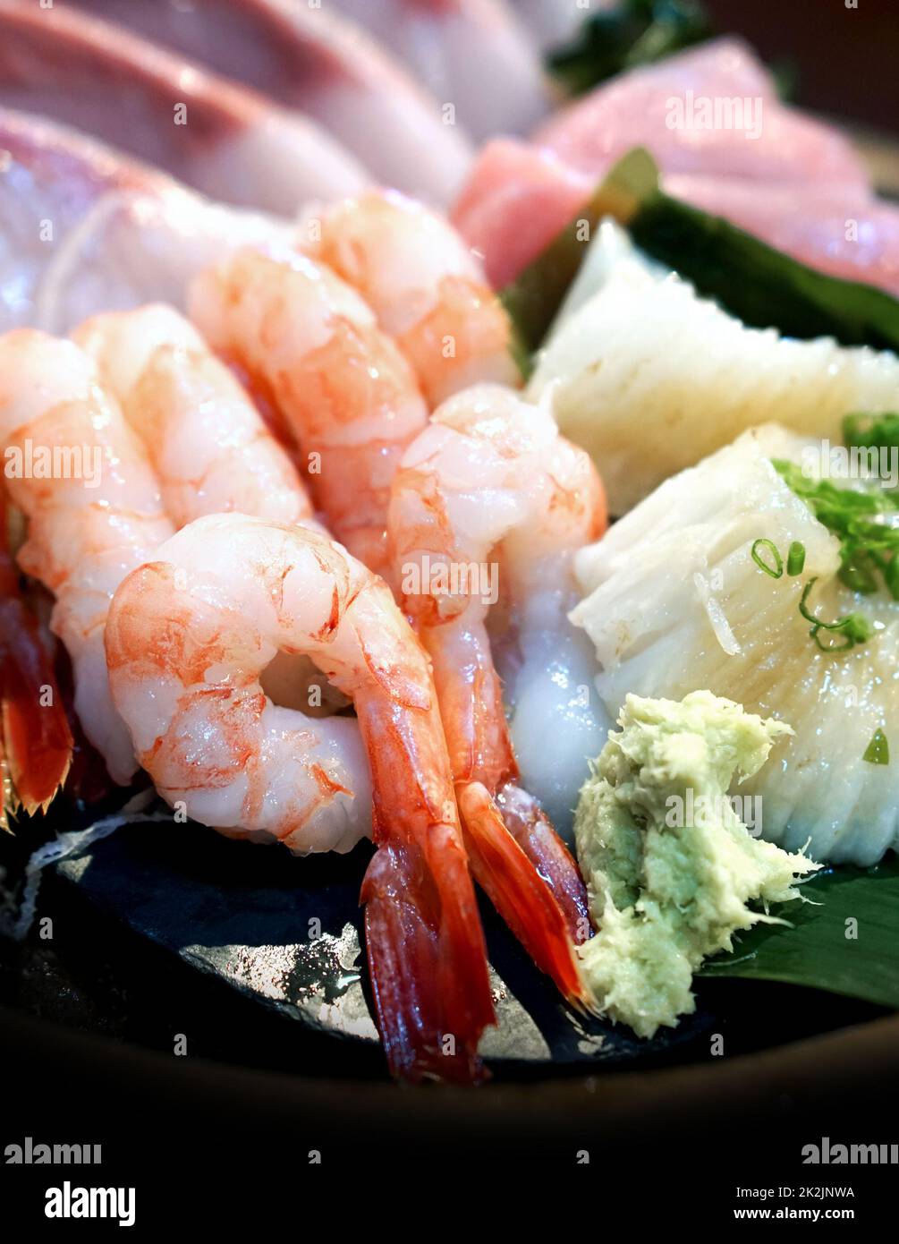 Gros plan AMA EBI dans le kit sashimi. Choix du chef : crevettes, engawa, thon et hamachi Banque D'Images