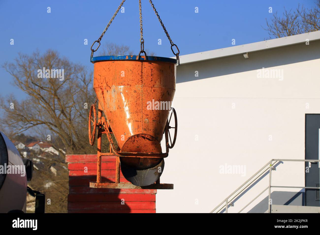 Transport de béton liquide sur un chantier de construction à travers un silo en béton Banque D'Images