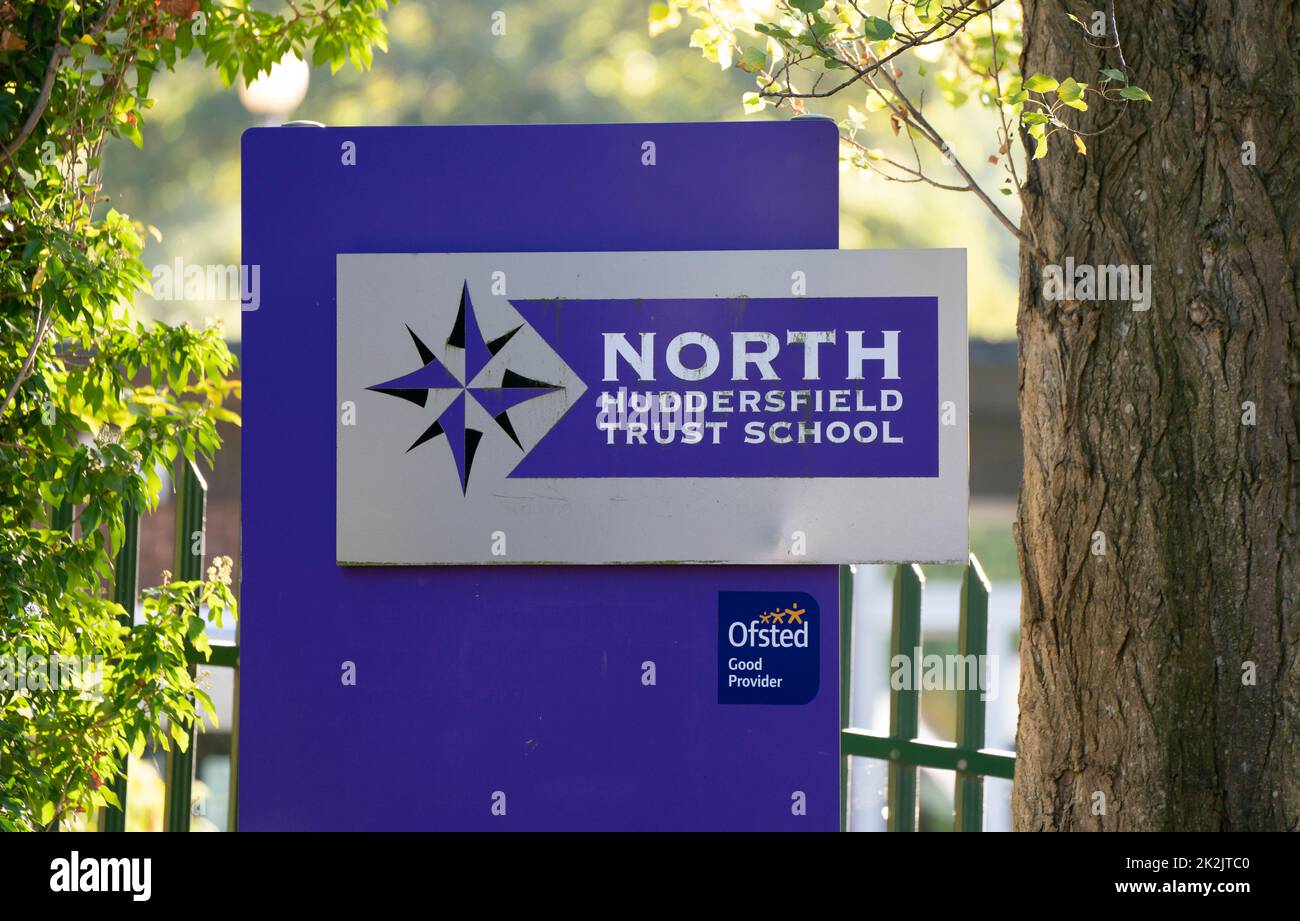 Un panneau pour North Huddersfield Trust School à Huddersfield, près de l'endroit où le jeune garçon de 15 ans Khayri McLean a été mortellement poignardé. Date de la photo: Vendredi 23 septembre 2022. Banque D'Images