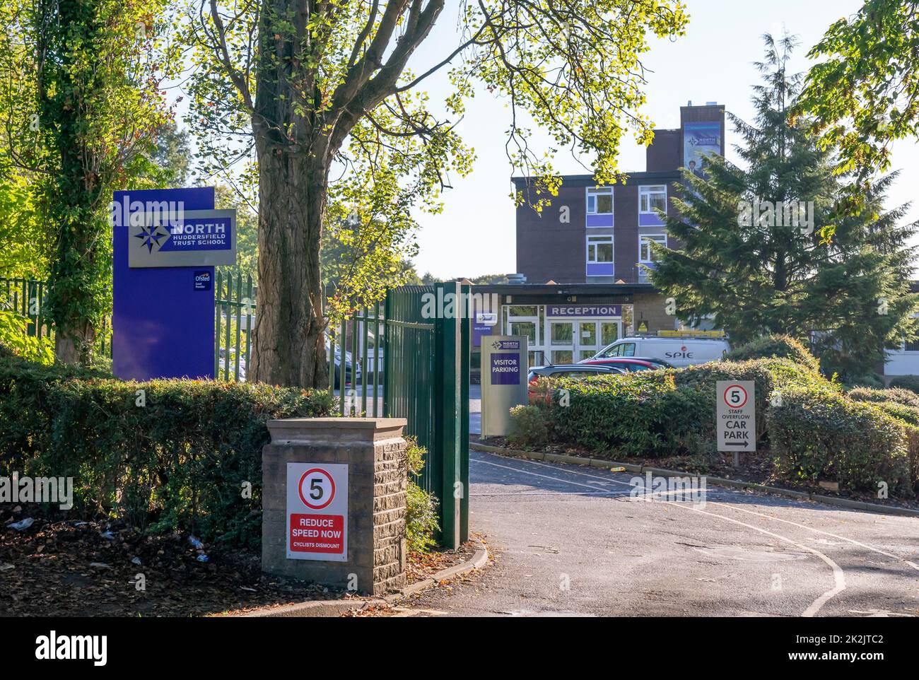 North Huddersfield Trust School à Huddersfield, près de l'école Khayri McLean, 15 ans, a été mortellement poignardée. Date de la photo: Vendredi 23 septembre 2022. Banque D'Images