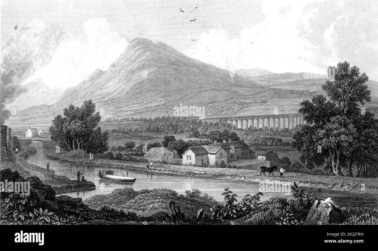Vue sur le canal d'Ellesmere qui traverse la vallée de Llangollen, pays de Galles. Au milieu à droite f l'image est l'aqueduc de Pont-y-Cysyllte. Le plus notable de tous les aqueducs à travers le fer en Grande-Bretagne. Construit par Thomas Telford (1757-1834), ingénieur civil écossais. Ouvert en 1805, il mesure 307 mètres de long, avec 19 arches et se trouve à 30,7 mètres au-dessus de la rivière Dee. Il coûte £47 018. Gravure. Transport. Génie civil. Banque D'Images