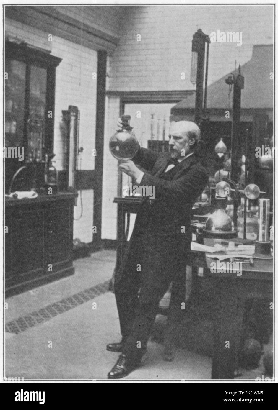 James Dewar (1842-1923) dans son laboratoire, tenant un de ses flacons à vide. Chimiste et physicien écossais. Flacon à vide : cordite. Briitsh. D'une photo publiée Londres 1910 Banque D'Images